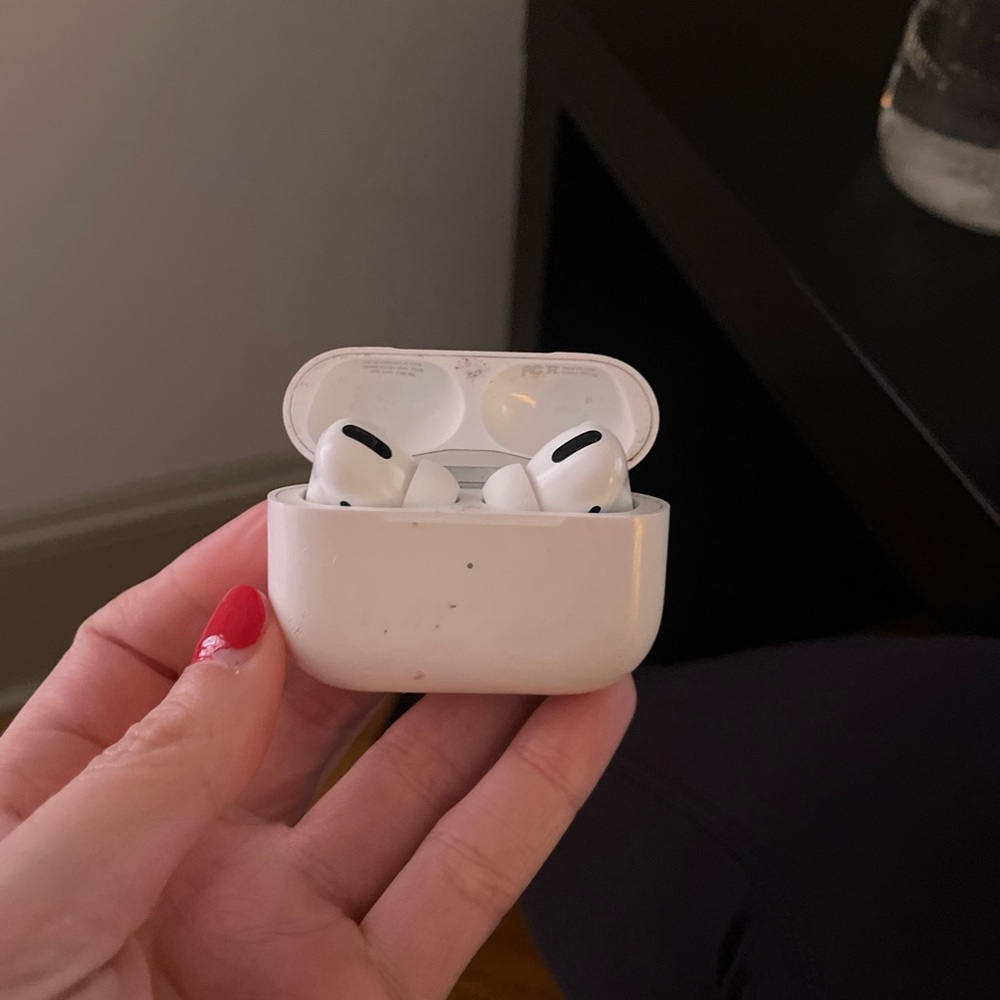 AirPods Pro MagSafe Charging Case *CASE DOESNT CHARGE, JUST AIRPODS ARE USEFUL*